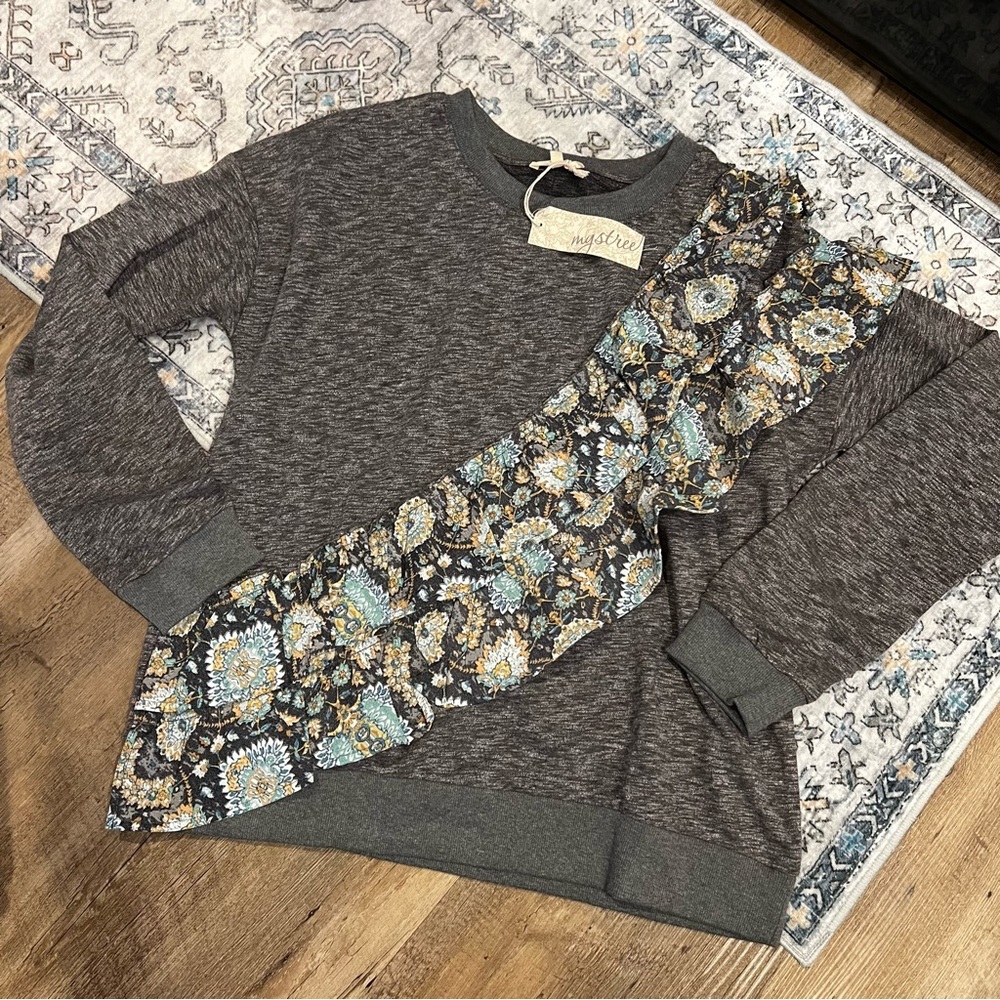 NWT Mystree Sweatshirt Top floral Ruffle detail Medium